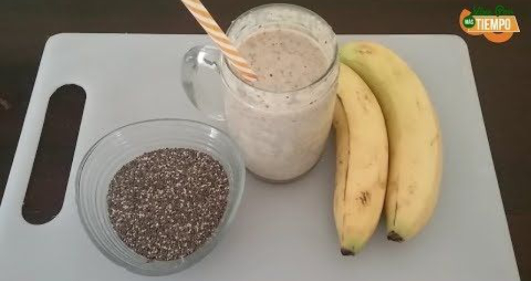 Licuado de plátano con avena y chía