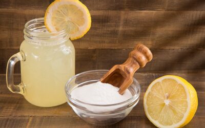 Mezcla El agua de limón con bicarbonato
