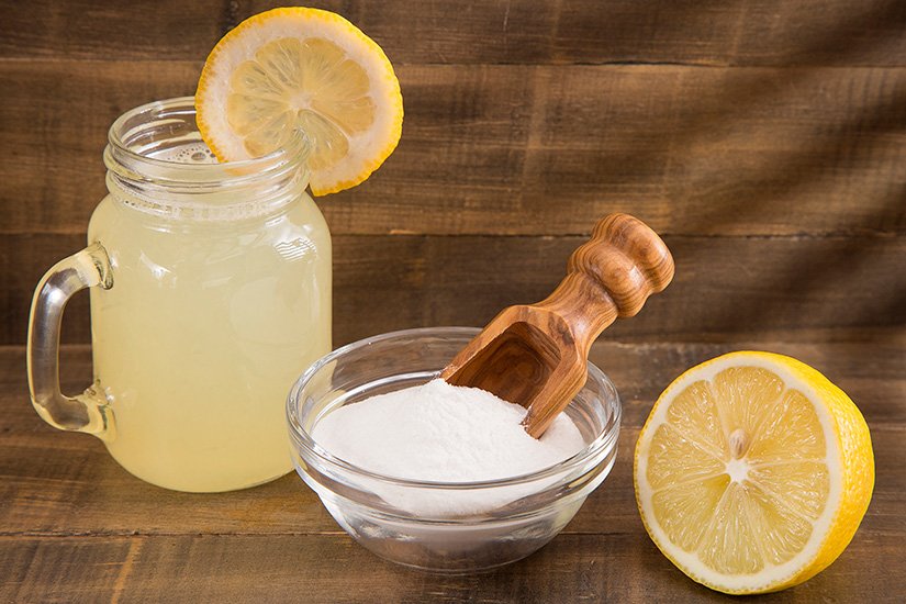 Mezcla El agua de limón con bicarbonato