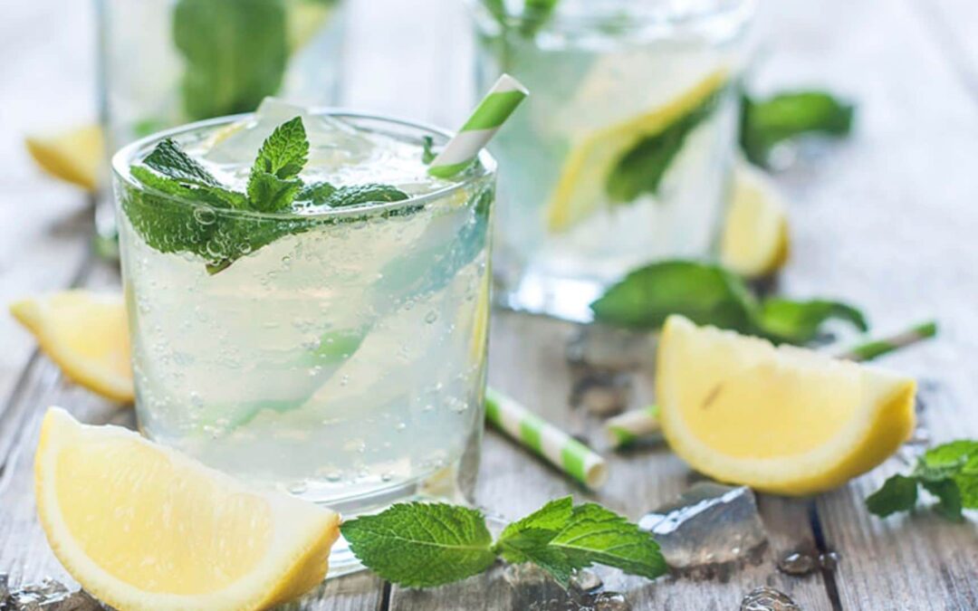 Jugo de hierbabuena con limón