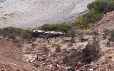 Autobús de pasajeros cae a barranco en Perú; hay al menos 37 muertos